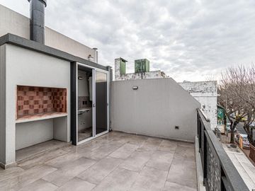 Venta departamento 3 ambientes en dúplex con terraza y parrilla en Parque Avellaneda (1º5)