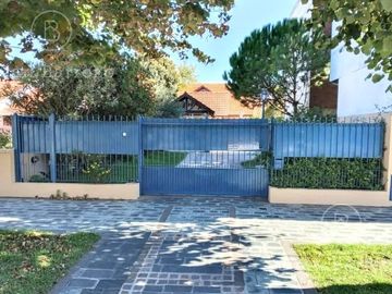 Casa en venta en Miramar: 3 dormitorios en 2 plantas. Acepta permuta por inmueble en la zona.