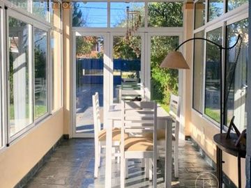 Casa en venta en Miramar: 3 dormitorios en 2 plantas. Acepta permuta por inmueble en la zona.