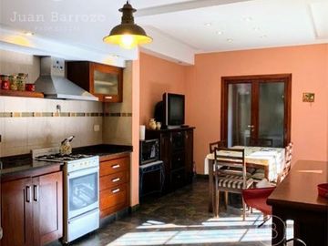 Casa en venta en Miramar: 3 dormitorios en 2 plantas. Acepta permuta por inmueble en la zona.
