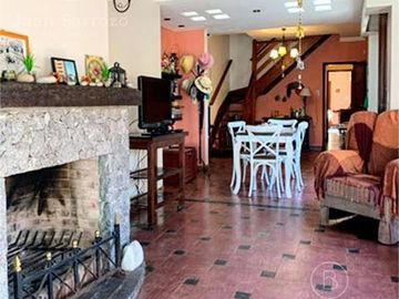 Casa en venta en Miramar: 3 dormitorios en 2 plantas. Acepta permuta por inmueble en la zona.