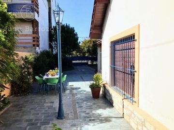 Casa en venta en Miramar: 3 dormitorios en 2 plantas. Acepta permuta por inmueble en la zona.