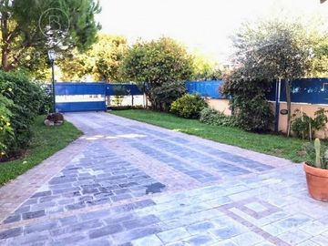 Casa en venta en Miramar: 3 dormitorios en 2 plantas. Acepta permuta por inmueble en la zona.