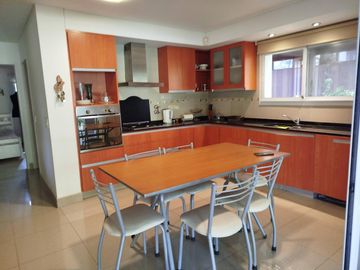 Casa de 4 dormitorios en excelente estado de muy buena calidad