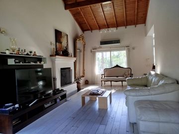 Casa de 4 dormitorios en excelente estado de muy buena calidad