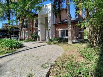 Casa de 4 dormitorios en excelente estado de muy buena calidad