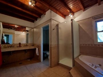 Casa de 4 dormitorios en excelente estado de muy buena calidad