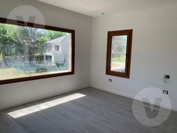Casa en venta con renta -  Barrio Saint Thomas Oeste, Canning