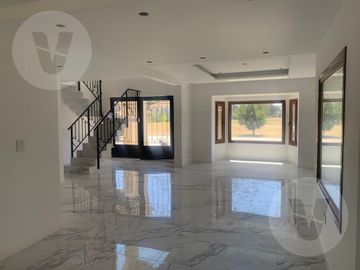 Casa en venta con renta -  Barrio Saint Thomas Oeste, Canning