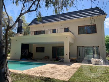 Casa en venta con renta -  Barrio Saint Thomas Oeste, Canning