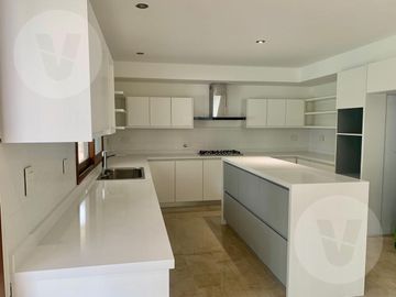 Casa en venta con renta -  Barrio Saint Thomas Oeste, Canning