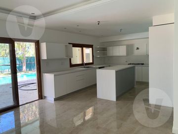 Casa en venta con renta -  Barrio Saint Thomas Oeste, Canning
