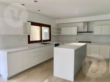 Casa en venta con renta -  Barrio Saint Thomas Oeste, Canning
