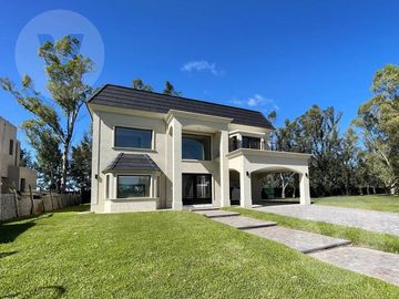 Casa en venta con renta -  Barrio Saint Thomas Oeste, Canning