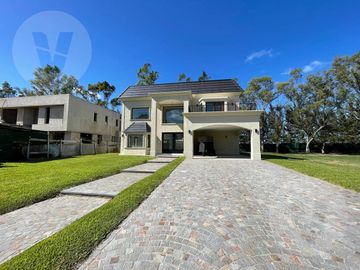 Casa en venta con renta -  Barrio Saint Thomas Oeste, Canning