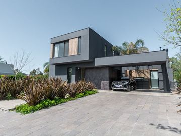 Venta casa 7 amb al lago pileta permuta Terralagos