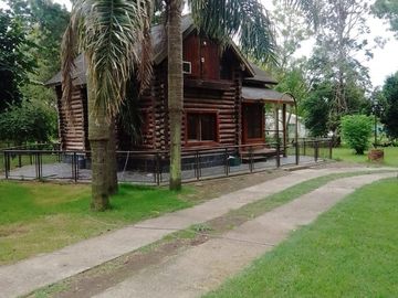 VENTA CASA ESTILO CABAÑA ZONA COMERCIAL PILAR
