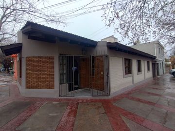 Hermosa casa esquina en venta, Godoy Cruz