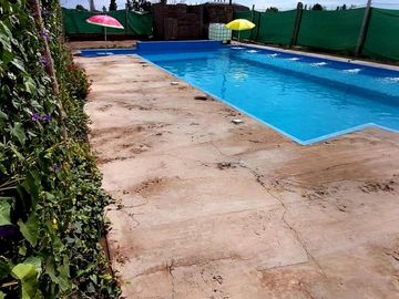 TERRENO CON PISCINA EN RODEO DEL MEDIO