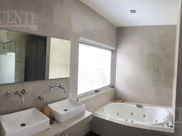 Casa en Campos De Echeverria venta con Renta