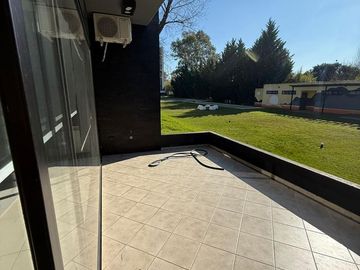 Excelente departamento 3 amb con cochera en Las Cavas, Canning