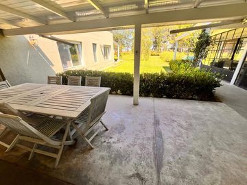 Casa en Chacras Los Raigales sobre 5.000 m2 parque