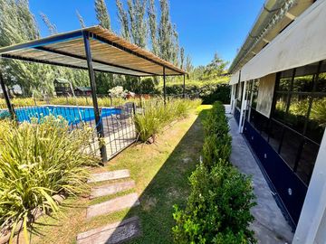 Casa en Chacras Los Raigales sobre 5.000 m2 parque