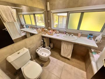 Casa en Chacras Los Raigales sobre 5.000 m2 parque