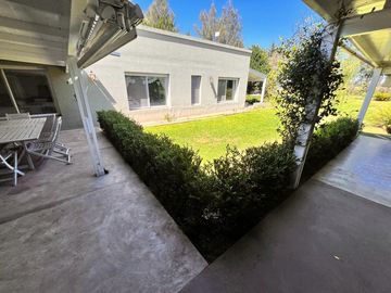 Casa en Chacras Los Raigales sobre 5.000 m2 parque