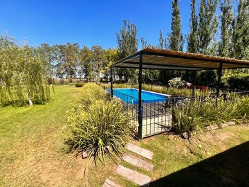 Casa en Chacras Los Raigales sobre 5.000 m2 parque