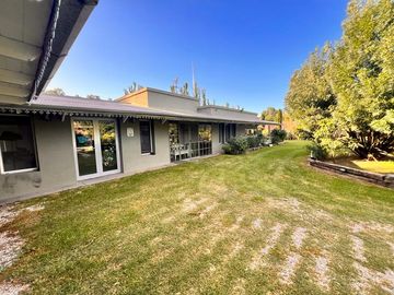 Casa en Chacras Los Raigales sobre 5.000 m2 parque