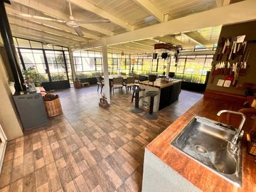 Casa en Chacras Los Raigales sobre 5.000 m2 parque