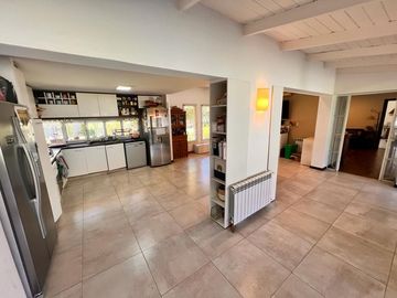 Casa en Chacras Los Raigales sobre 5.000 m2 parque