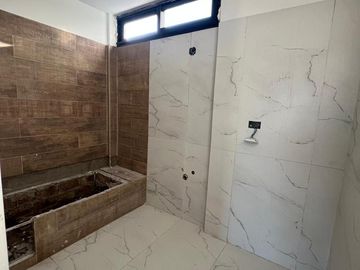 Venta Tres Ambientes 110M2, Cochera y Baulera, Lanús.