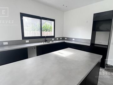 Casa en venta, pileta, Barrio Cerrado, Escobar