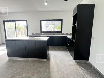 Casa en venta, pileta, Barrio Cerrado, Escobar