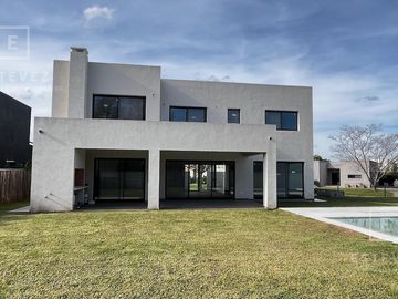 Casa en venta, pileta, Barrio Cerrado, Escobar