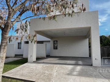 Casa en venta, pileta, Barrio Cerrado, Escobar