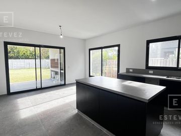 Casa en venta, pileta, Barrio Cerrado, Escobar