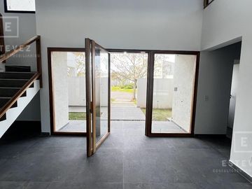 Casa en venta, pileta, Barrio Cerrado, Escobar