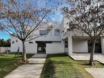Casa en venta, pileta, Barrio Cerrado, Escobar