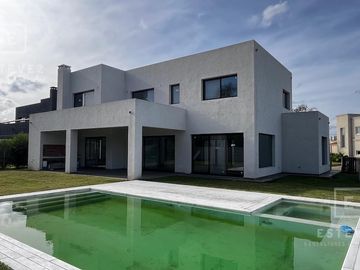 Casa en venta, pileta, Barrio Cerrado, Escobar