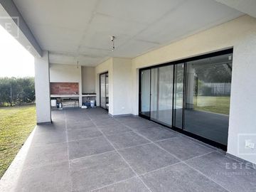 Casa en venta, pileta, Barrio Cerrado, Escobar