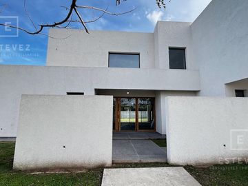 Casa en venta, pileta, Barrio Cerrado, Escobar