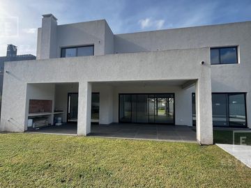 Casa en venta, pileta, Barrio Cerrado, Escobar