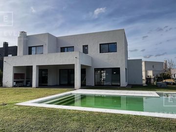 Casa en venta, pileta, Barrio Cerrado, Escobar