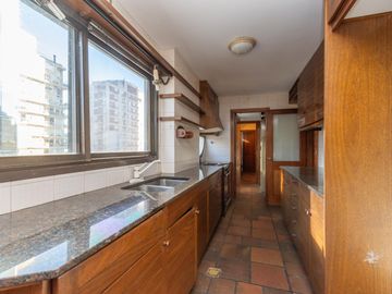 Departamento 5 ambientes en Olivos, de Libertador al rio con 2 cocheras y baulera !