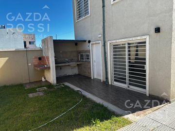 Excelente Duplex en la calle  Racedo esquina Azurduy