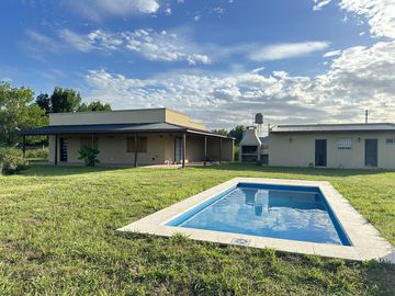 Venta Casa quinta con piscina, 1 habitación   dependencia Barrio Del Carmen - Lobos