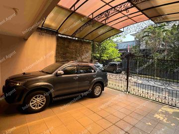 Rumah 2 lantai huk di sektor 9 bintaro tangerang selatan